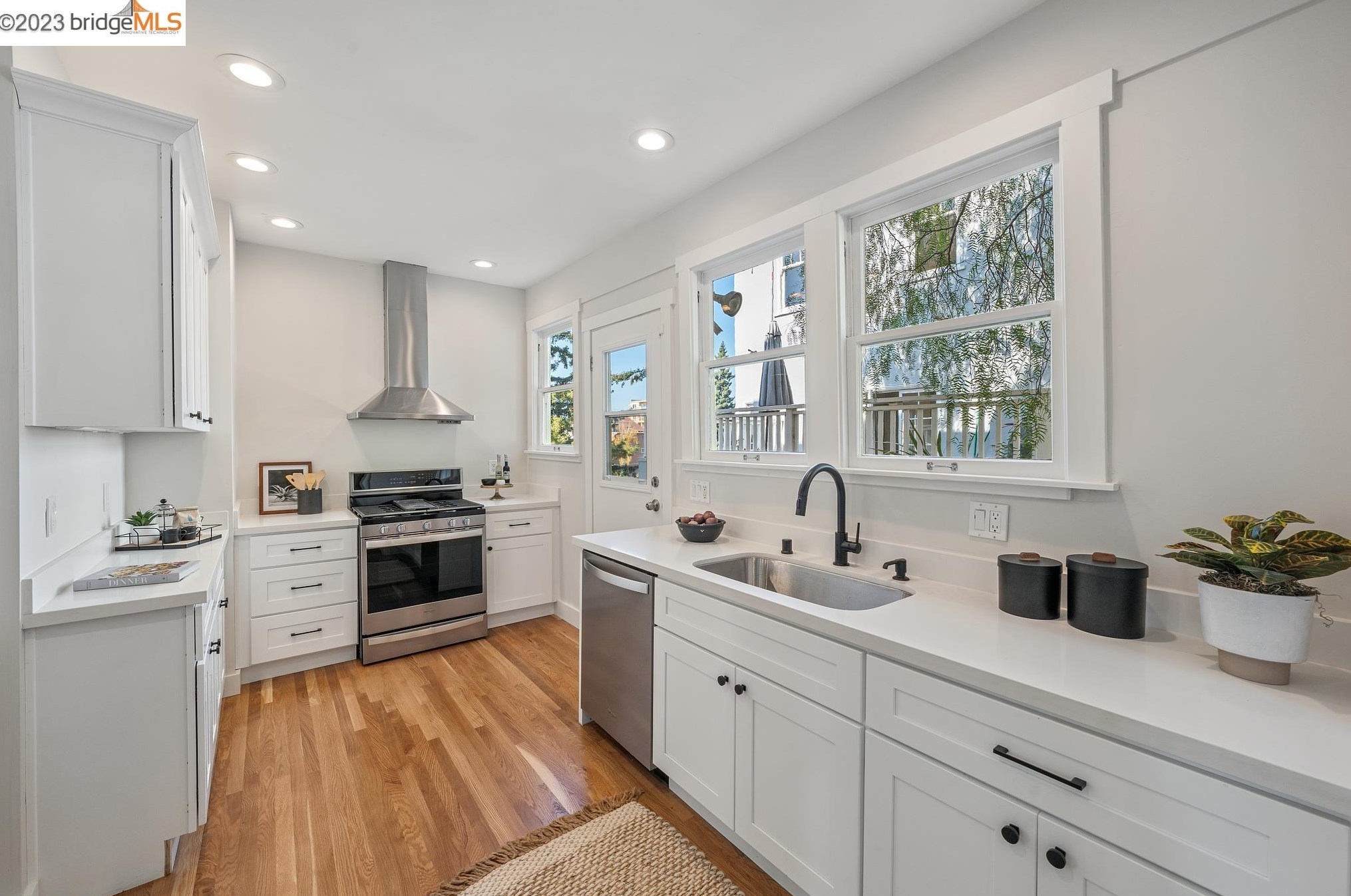 563 Radnor Rd, Oakland CA  94606-1011 exterior