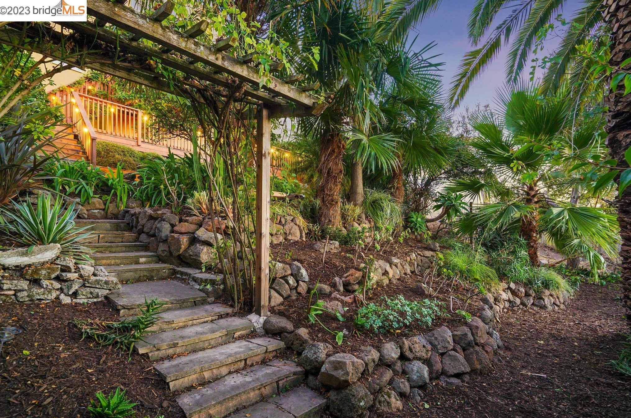 563 Radnor Rd, Oakland CA  94606-1011 exterior