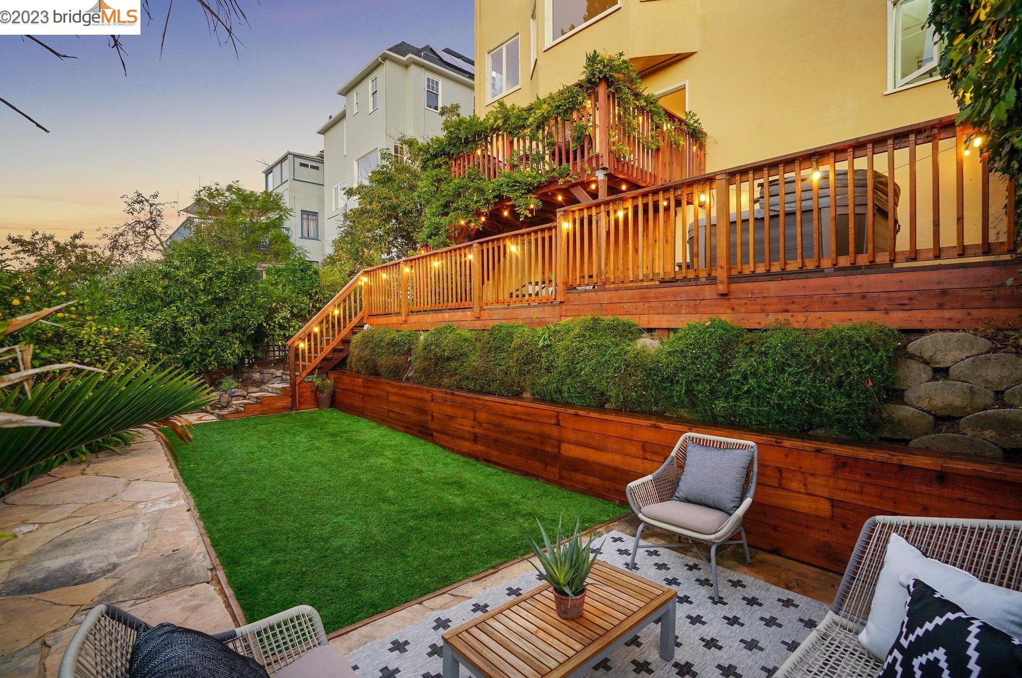 563 Radnor Rd, Oakland CA  94606-1011 exterior