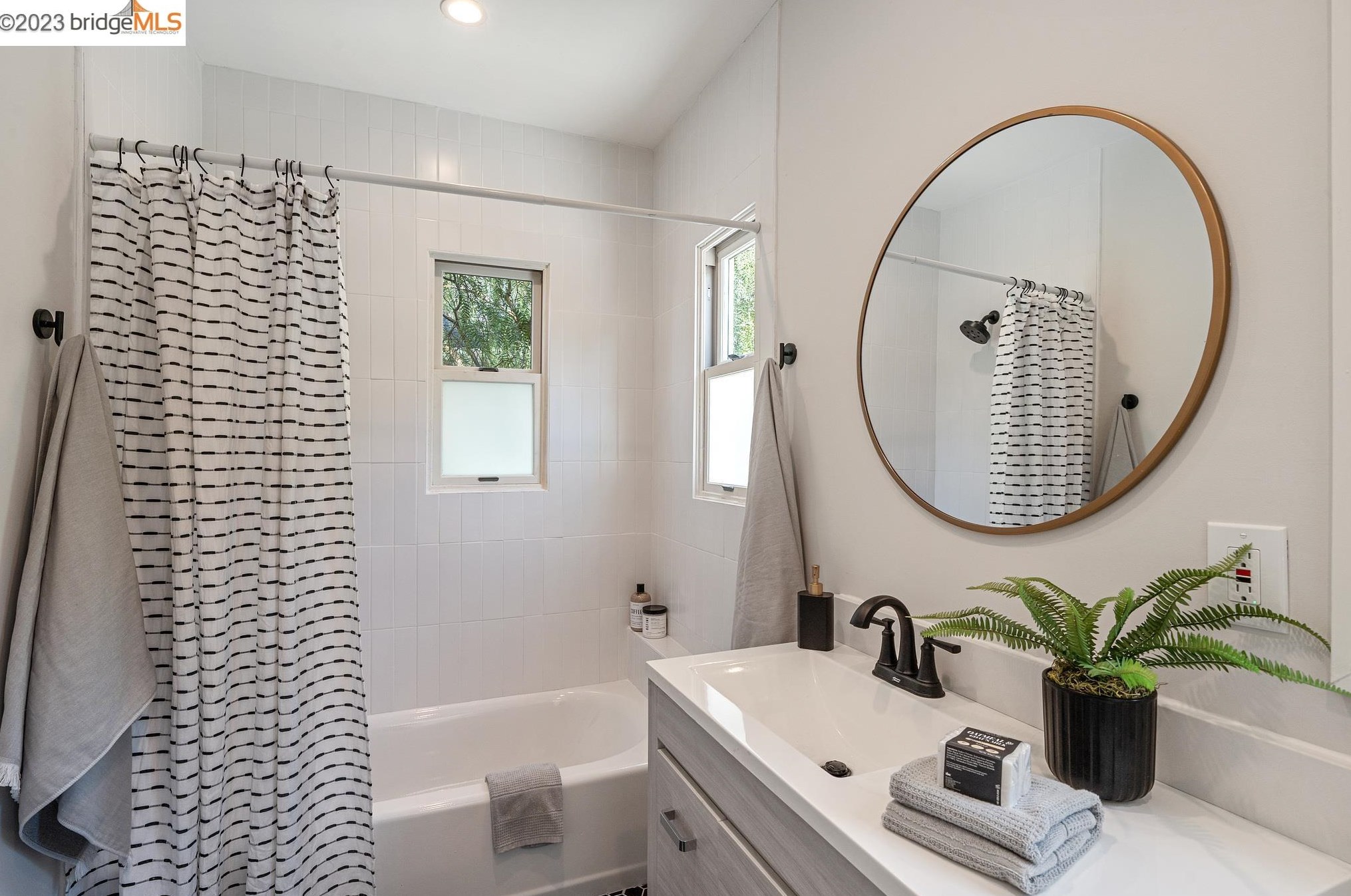 563 Radnor Rd, Oakland CA  94606-1011 exterior