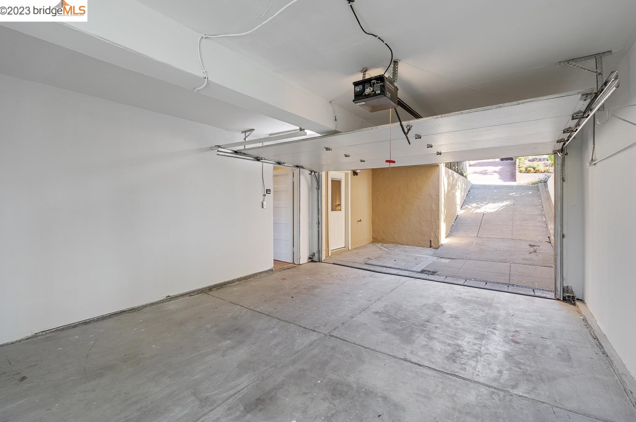 563 Radnor Rd, Oakland CA  94606-1011 exterior