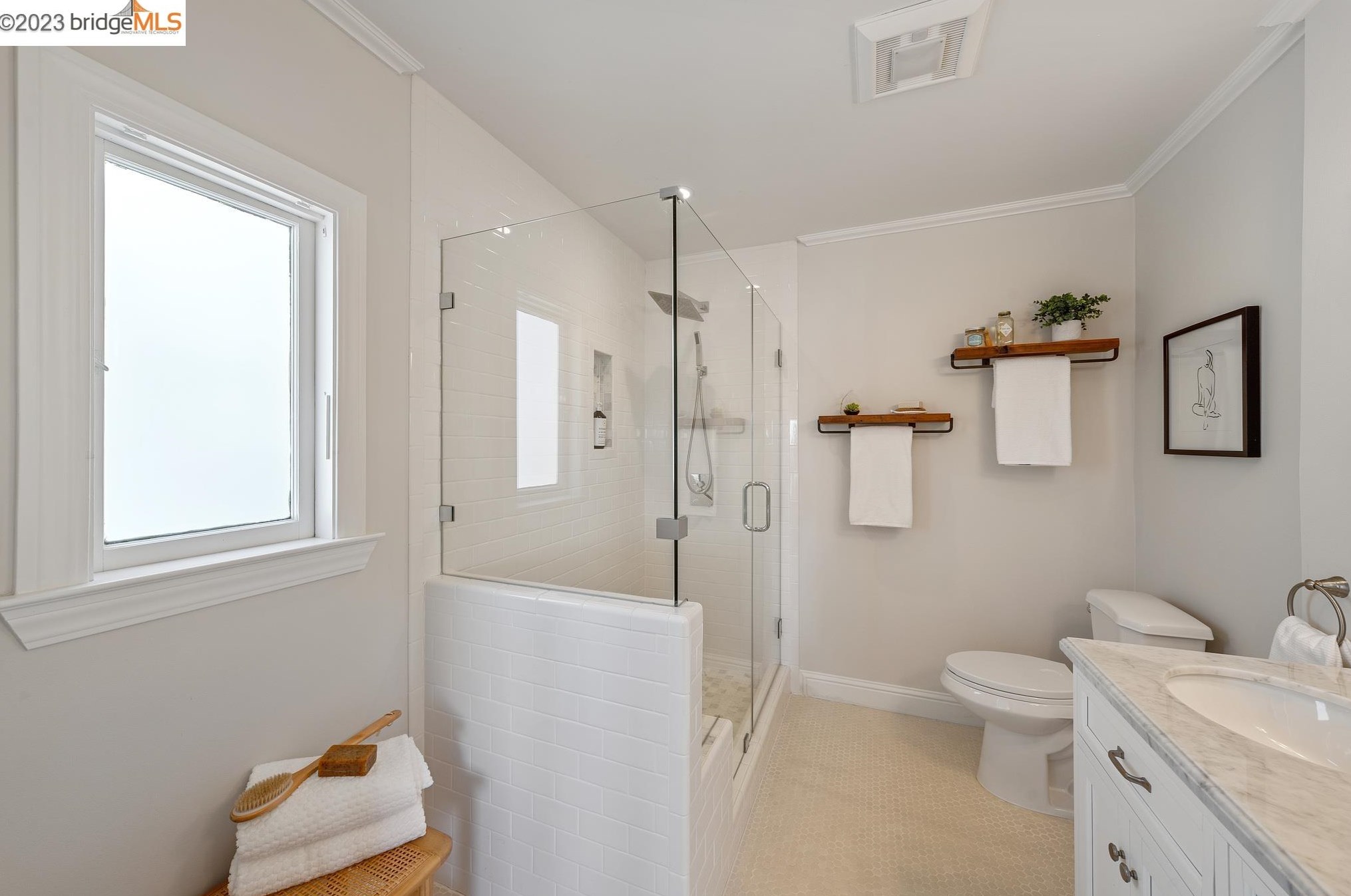 563 Radnor Rd, Oakland CA  94606-1011 exterior