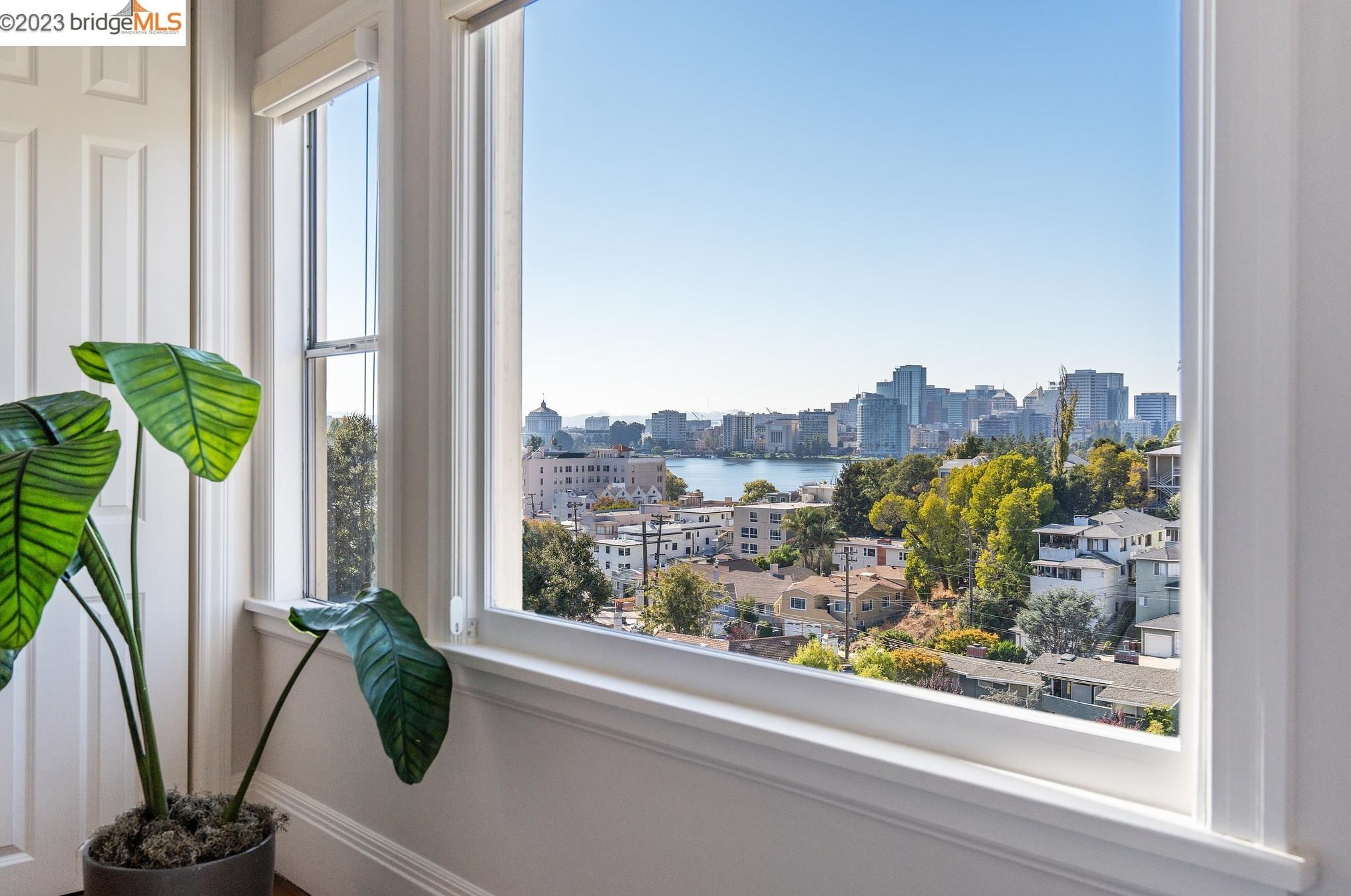 563 Radnor Rd, Oakland CA  94606-1011 exterior