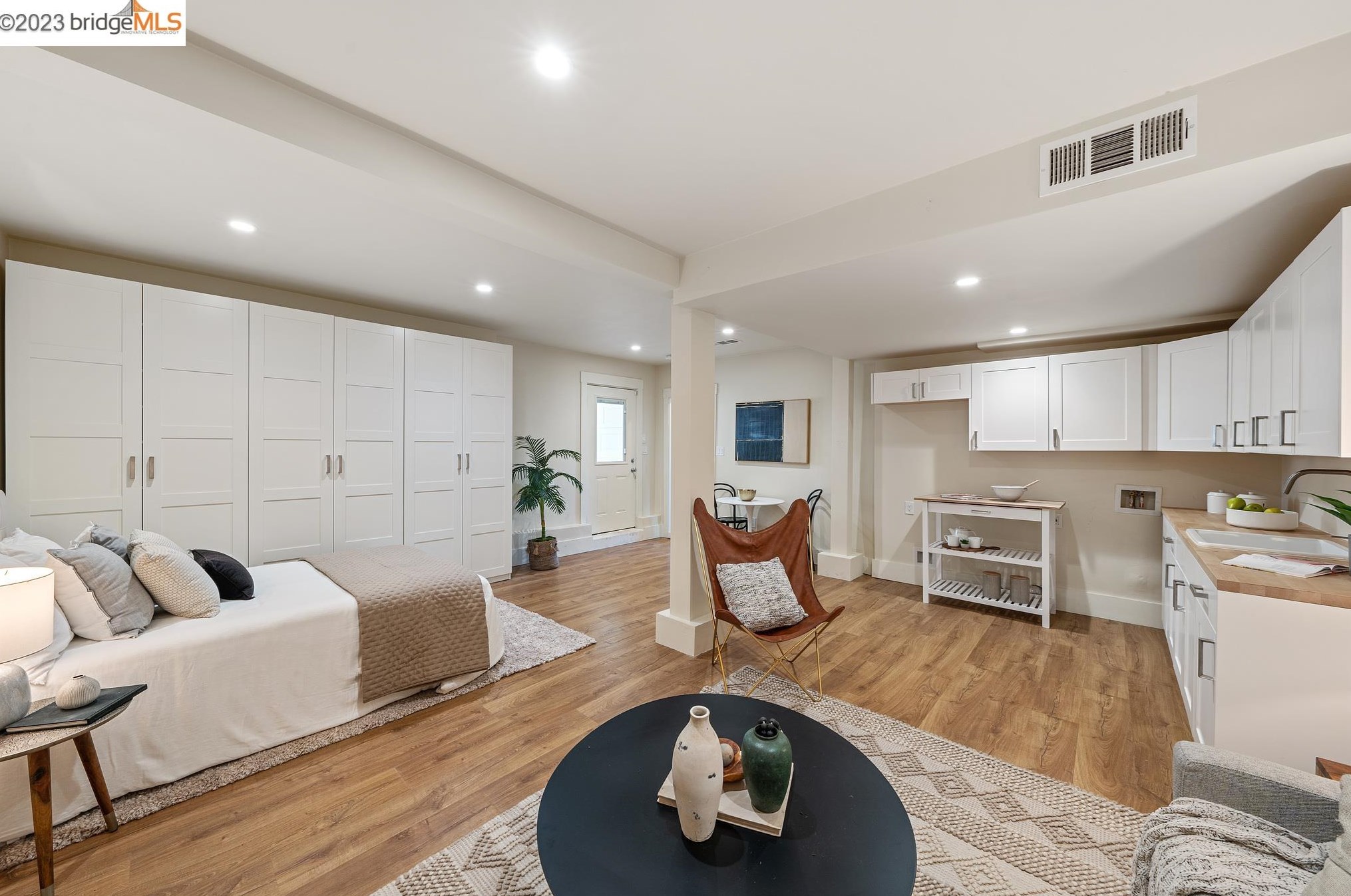 563 Radnor Rd, Oakland CA  94606-1011 exterior