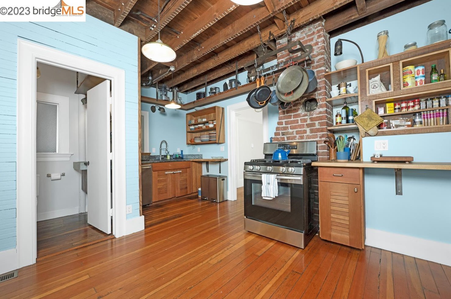 1421 Peralta St, Oakland CA  94607-2017 exterior