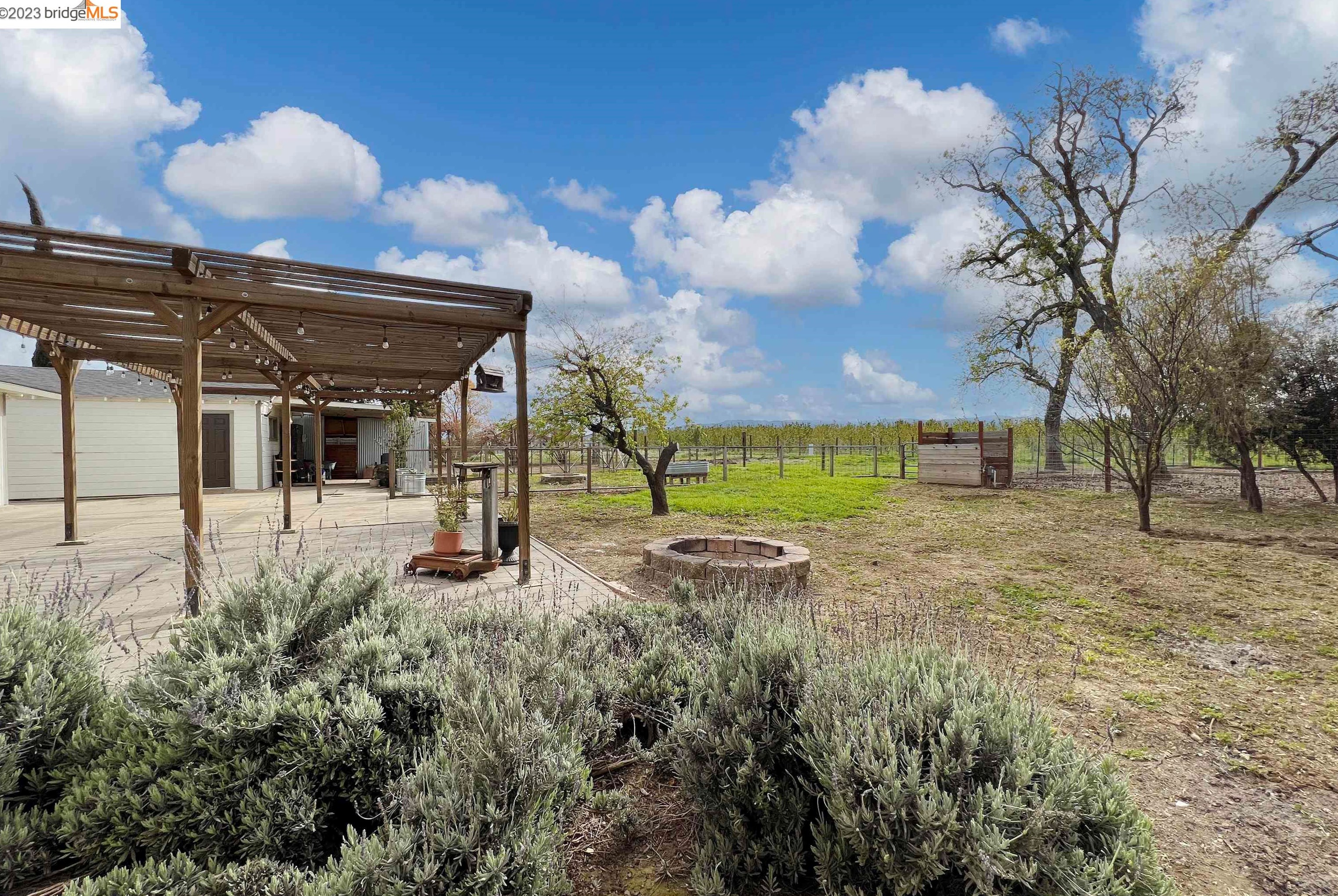 2661 Walnut Blvd, Los Angeles CA  94513-4402 exterior