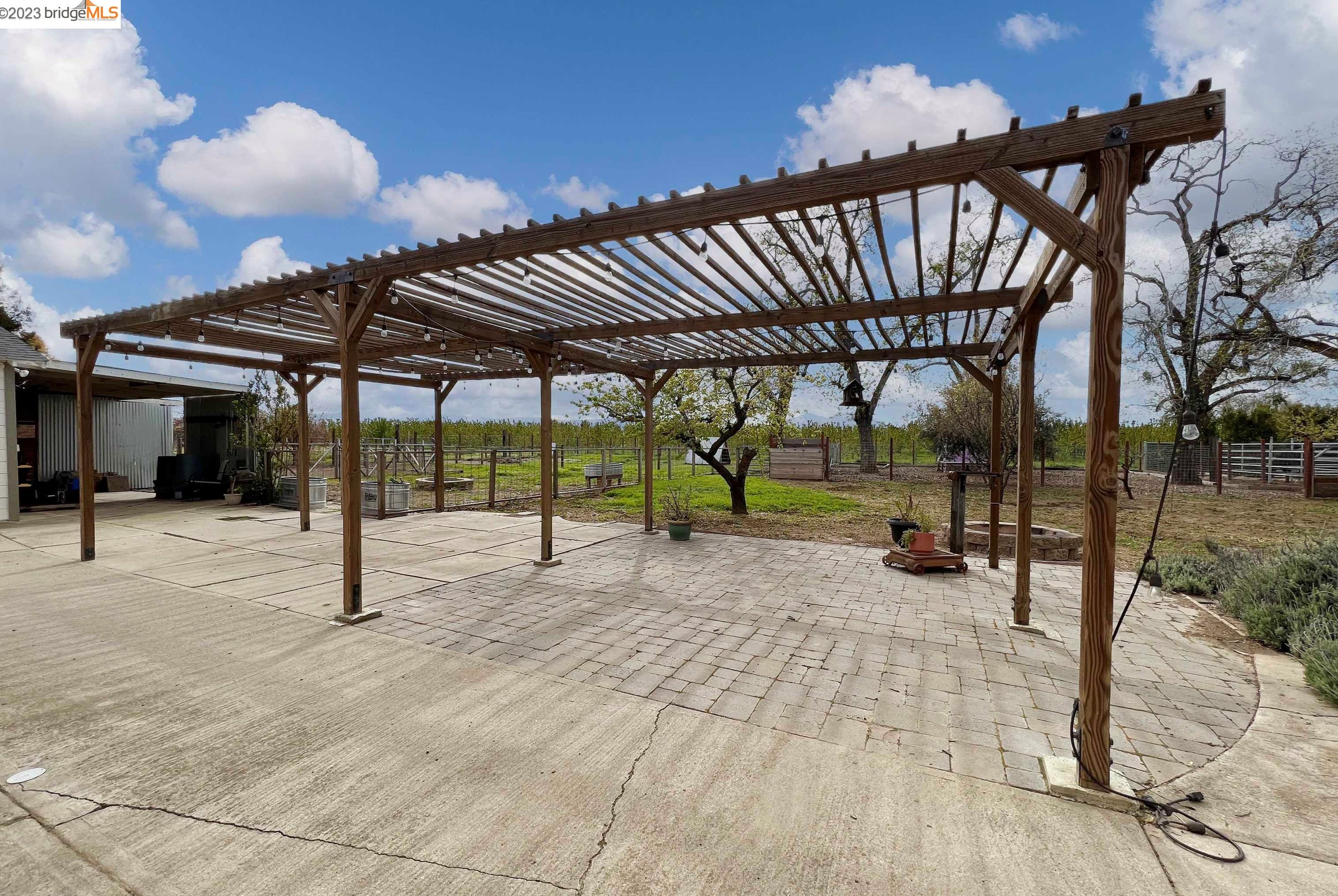 2661 Walnut Blvd, Los Angeles CA  94513-4402 exterior