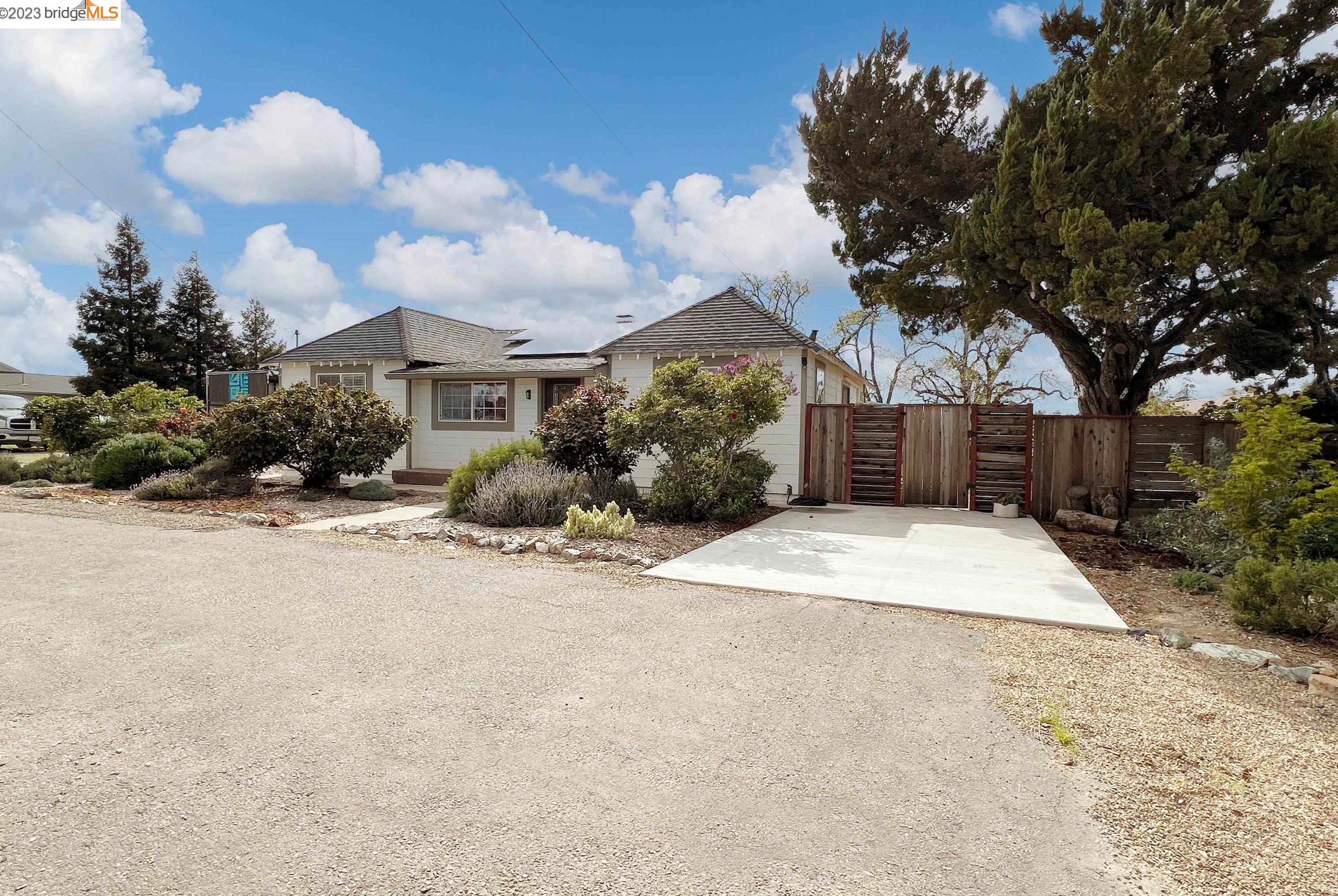 2661 Walnut Blvd, Los Angeles CA  94513-4402 exterior