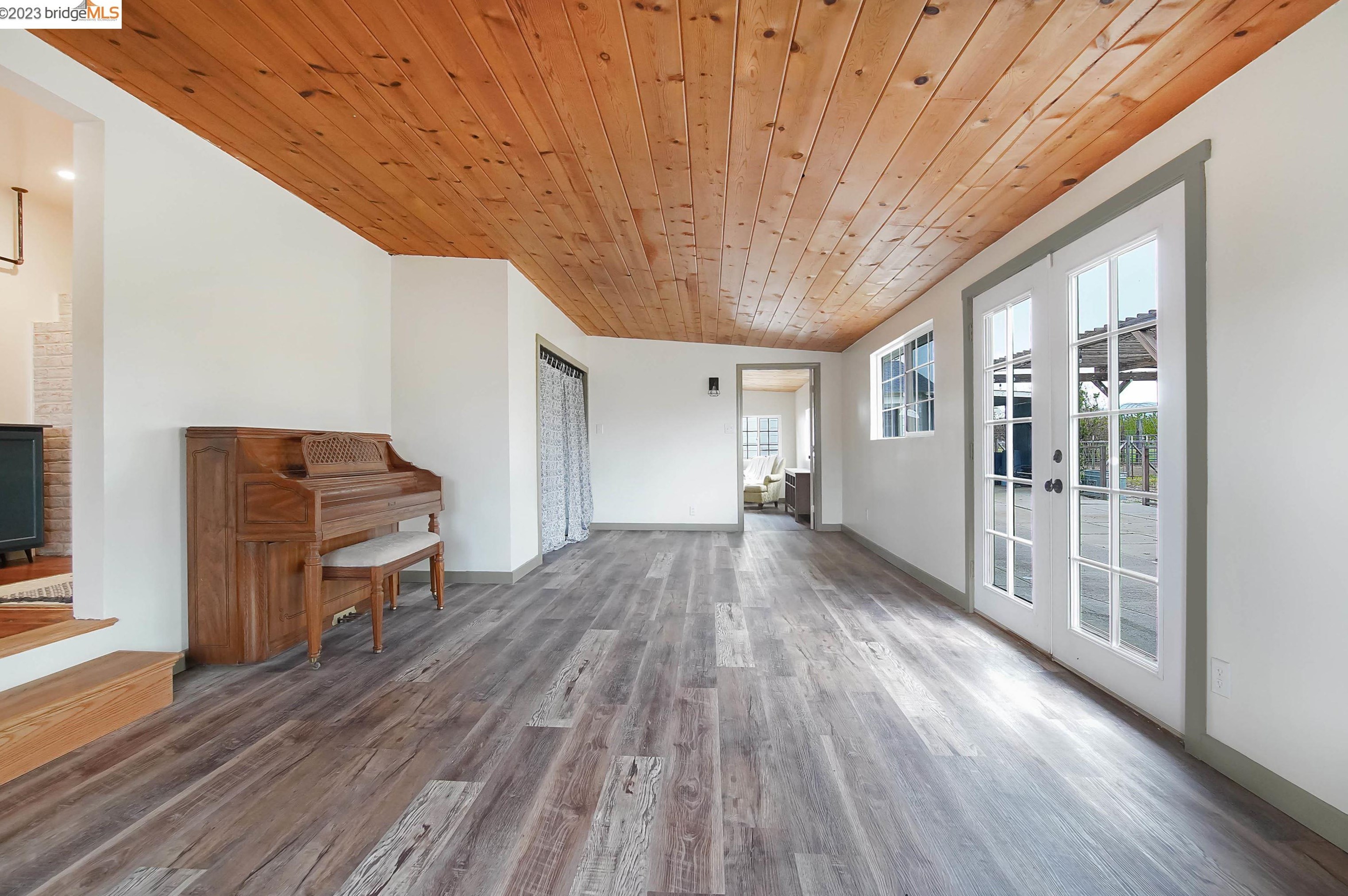 2661 Walnut Blvd, Los Angeles CA  94513-4402 exterior