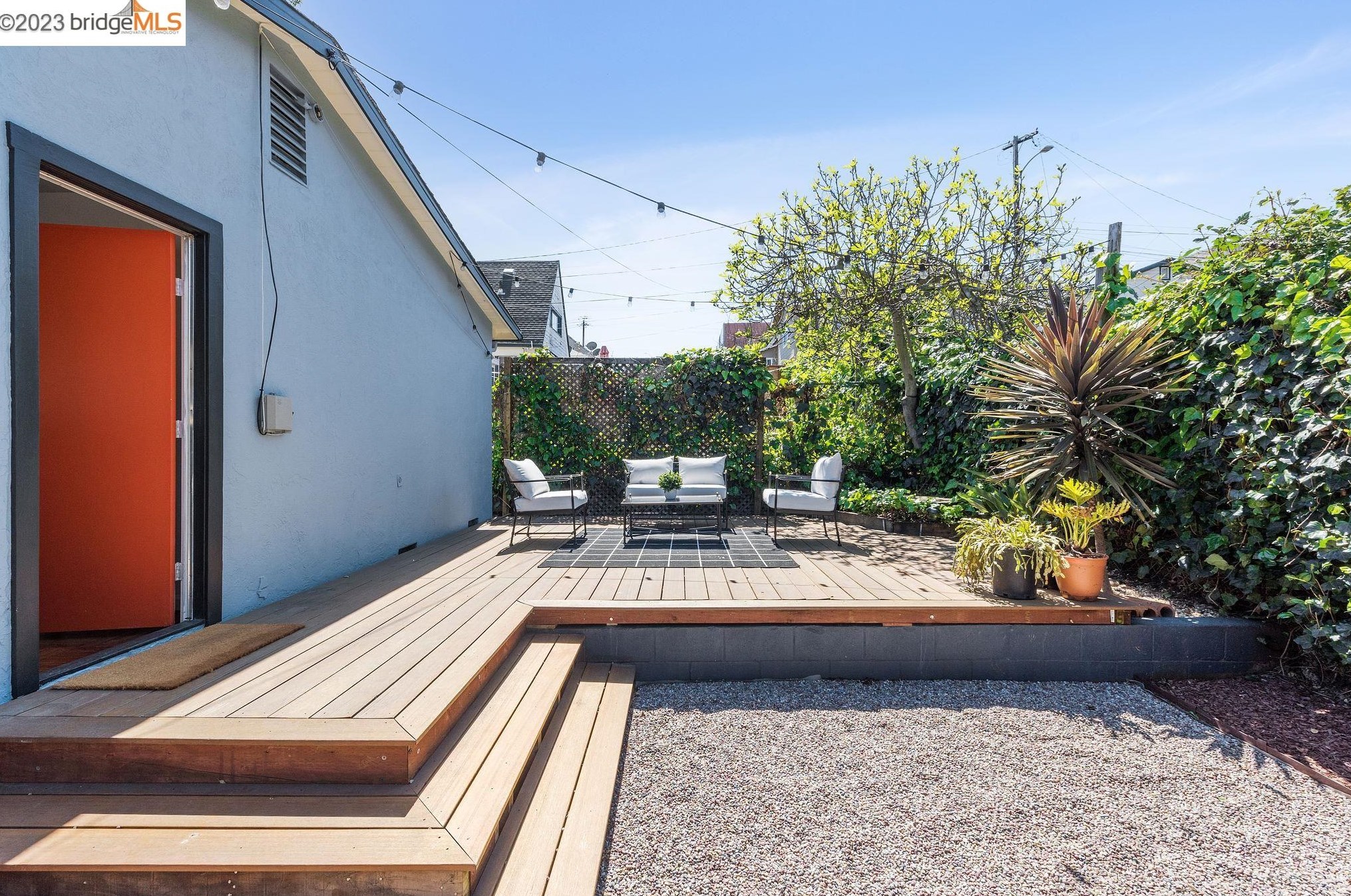 2037 19th Ave, Oakland CA  94606-4153 exterior