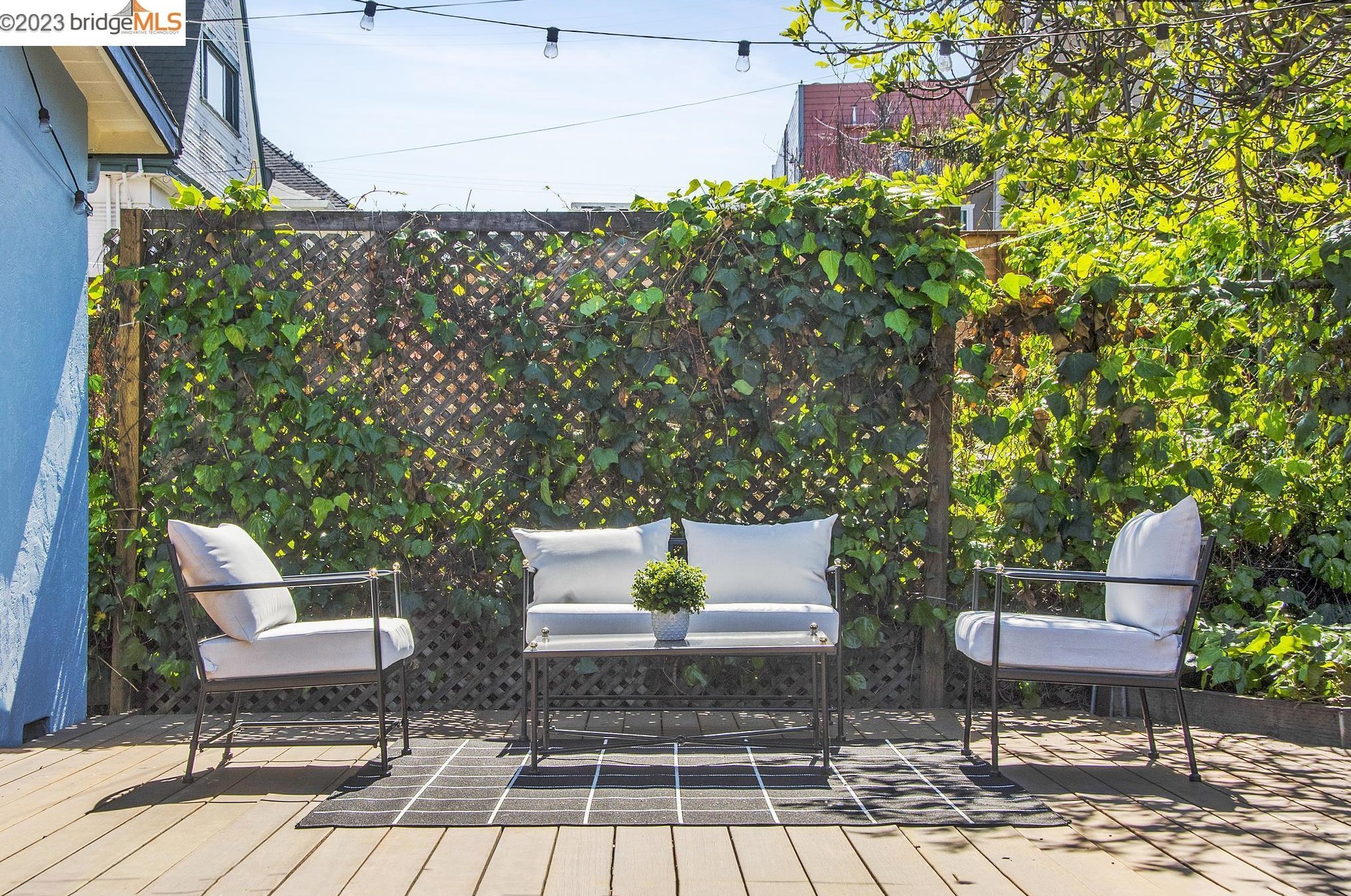 2037 19th Ave, Oakland CA  94606-4153 exterior