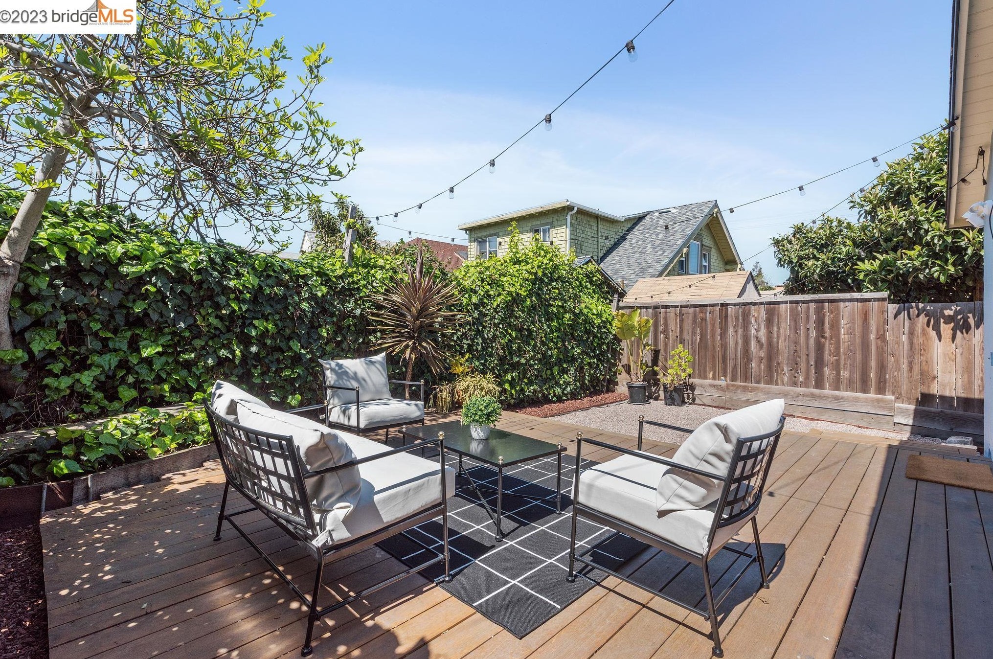 2037 19th Ave, Oakland CA  94606-4153 exterior