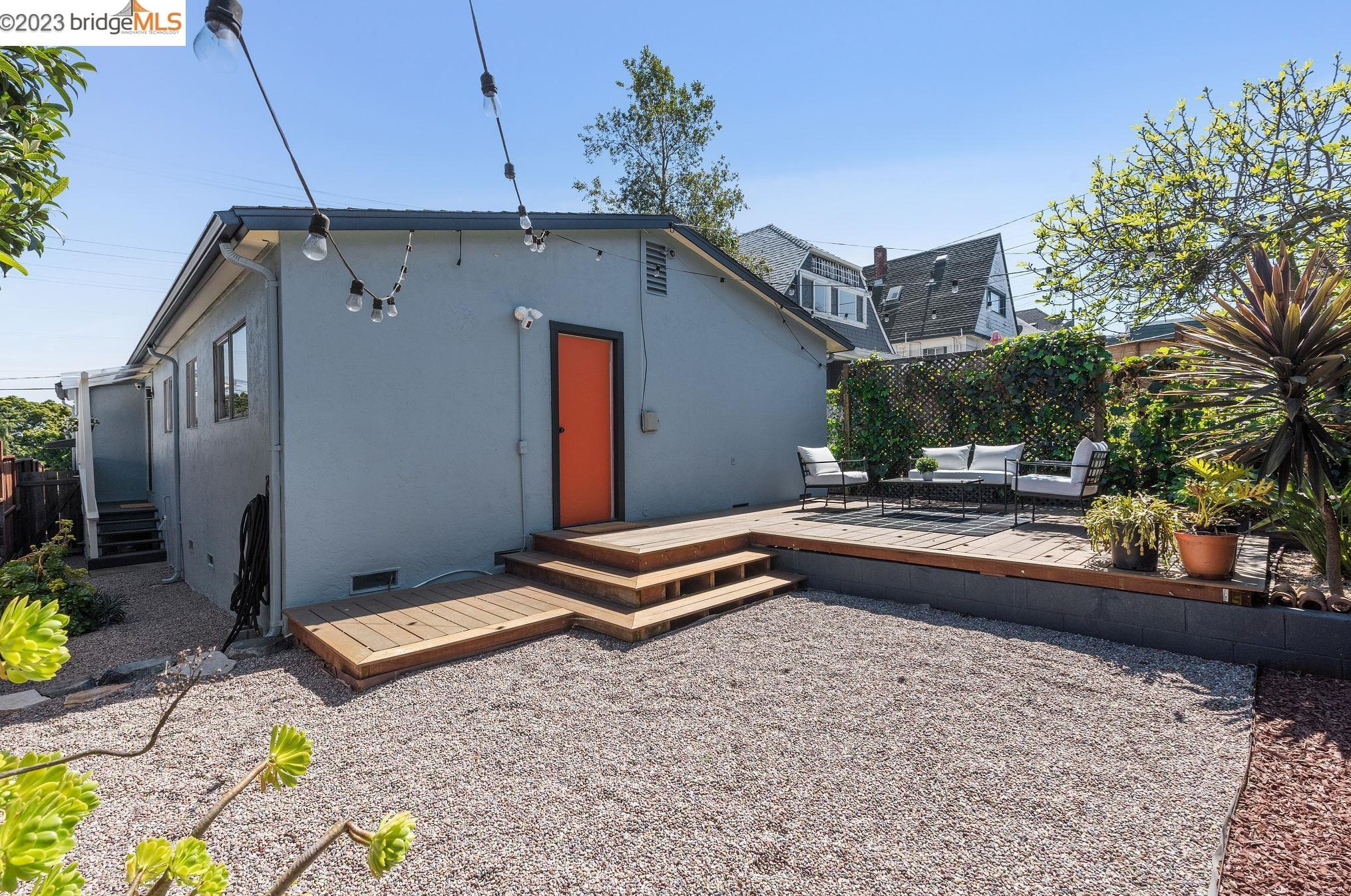 2037 19th Ave, Oakland CA  94606-4153 exterior