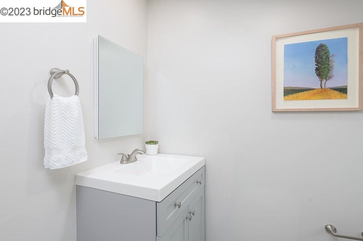 5800 Leona, Oakland CA 94605-1219 exterior