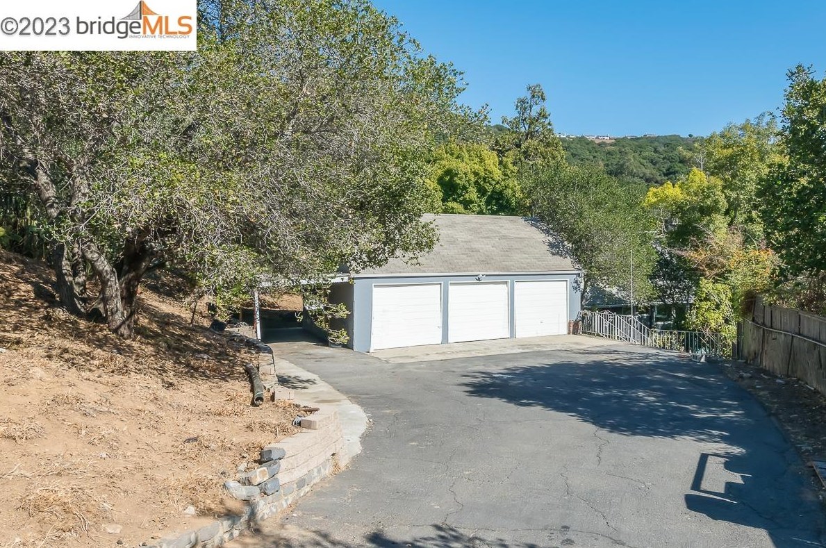 5800 Leona, Oakland CA 94605-1219 exterior