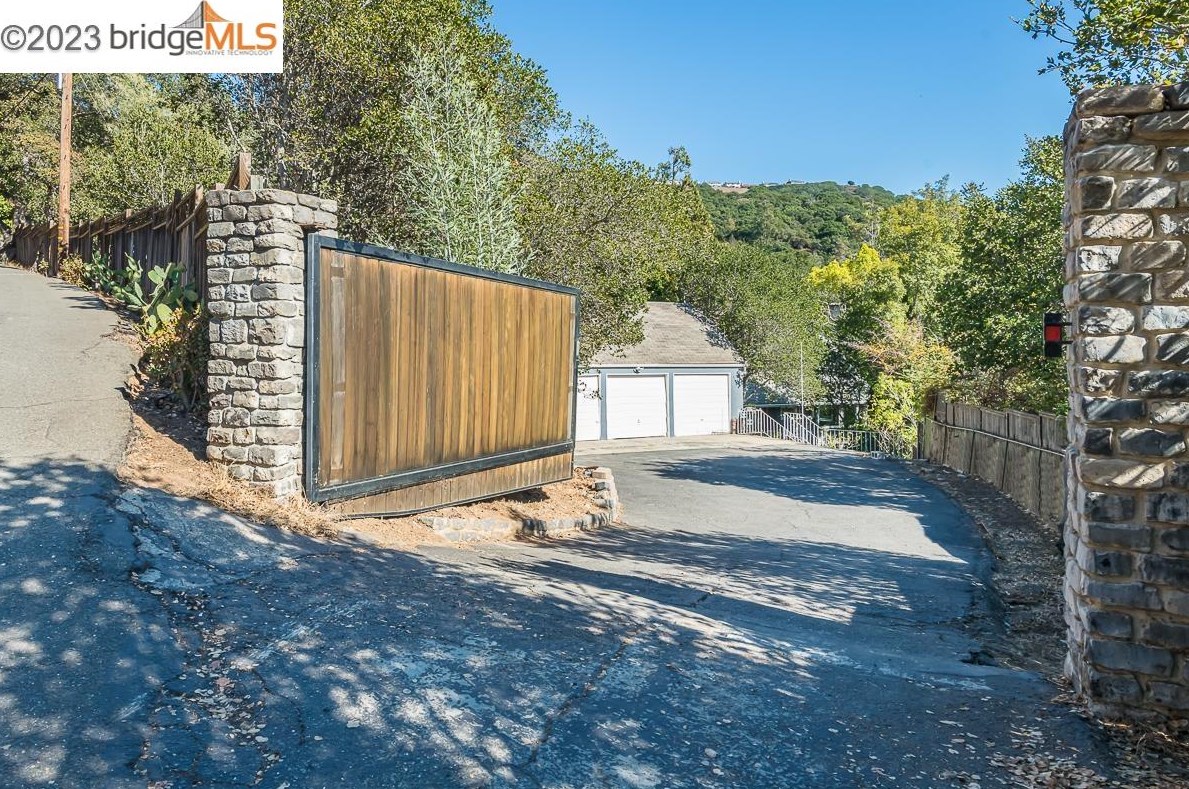 5800 Leona, Oakland CA 94605-1219 exterior