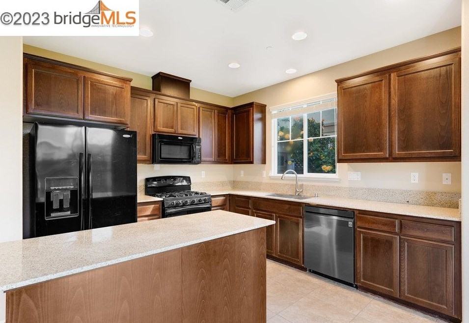 2321 Blue Ridge Ave, Los Angeles CA  94513-4158 exterior