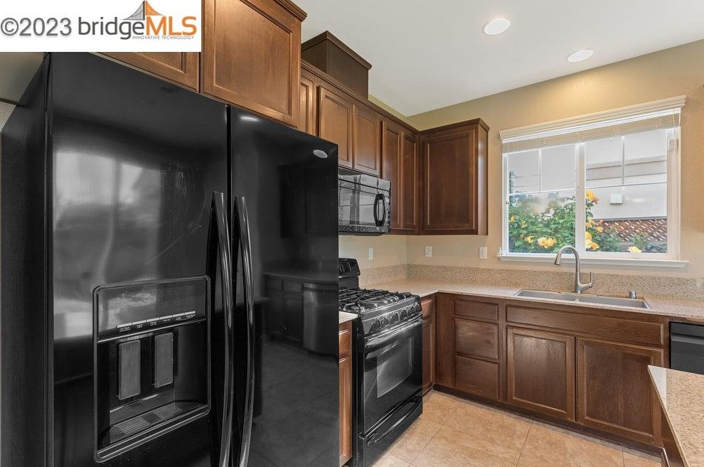 2321 Blue Ridge Ave, Los Angeles CA  94513-4158 exterior