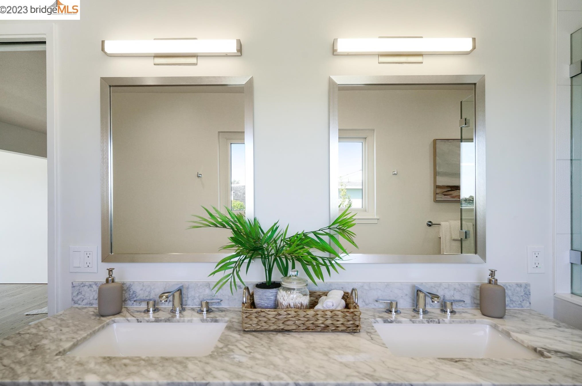 2926 Bayview Dr, Alameda CA  94501-6350 exterior