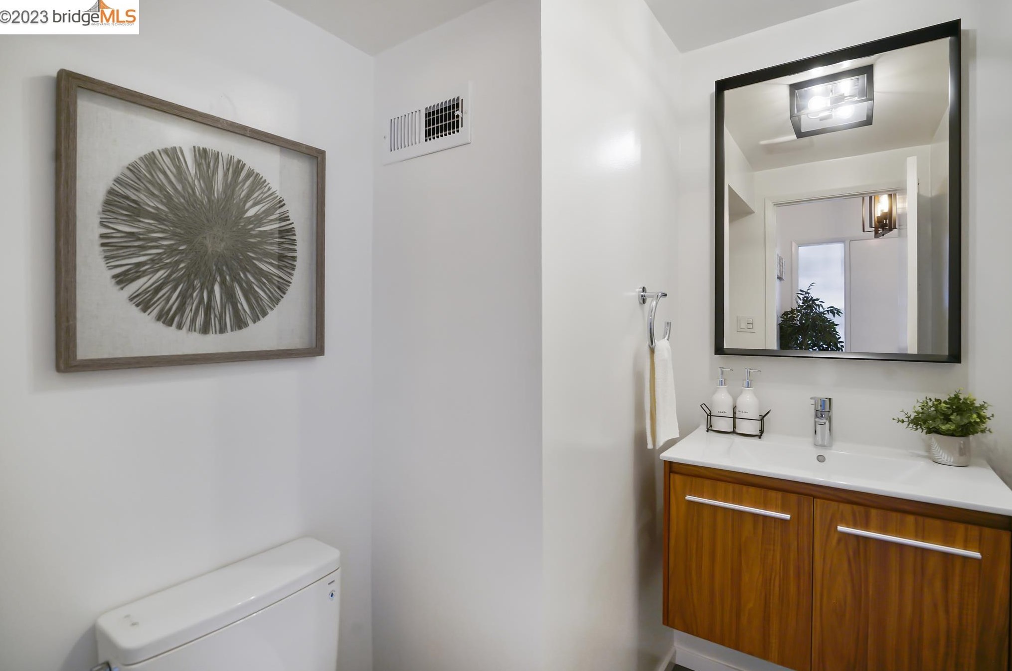 2926 Bayview Dr, Alameda CA  94501-6350 exterior