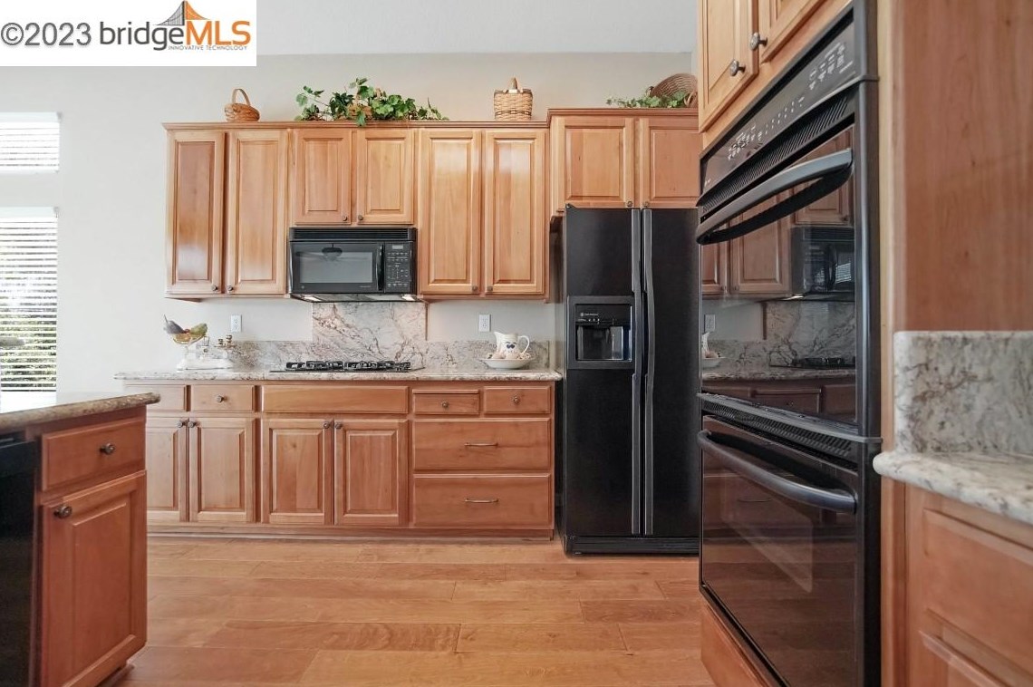 541 Central Park Pl, Los Angeles CA  94513-6037 exterior