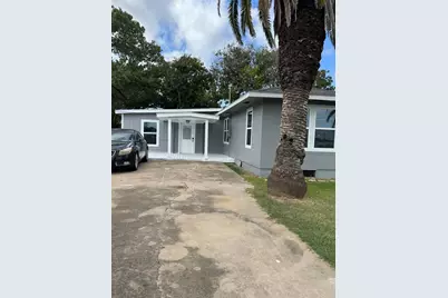 207 Henderson, Palacios, TX 77465 - Photo 1