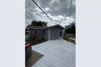 207 Henderson, Palacios, TX 77465 - Photo 5