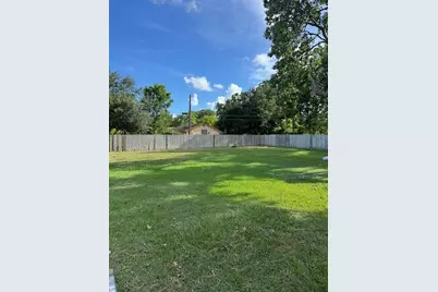 207 Henderson, Palacios, TX 77465 - Photo 7