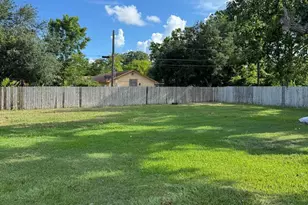 207 Henderson, Palacios, TX 77465 - Photo 7