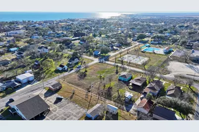 108 Moore Avenue, Palacios, TX 77465 - Photo 9