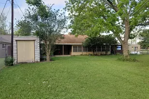 1518 Avenue B, Danbury, TX 77534 - Photo 5