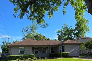 1116 Southhampton, Angleton, TX 77515 - Photo 1