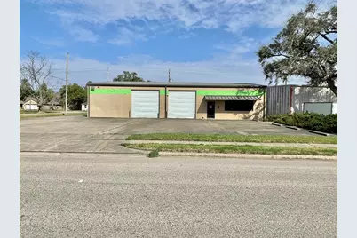 500 E Plantation, Clute, TX 77531 - Photo 3