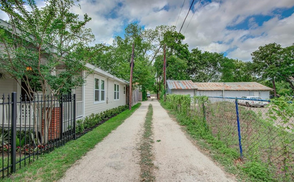 1001 Rutland St, Houston TX 77008-4138 exterior