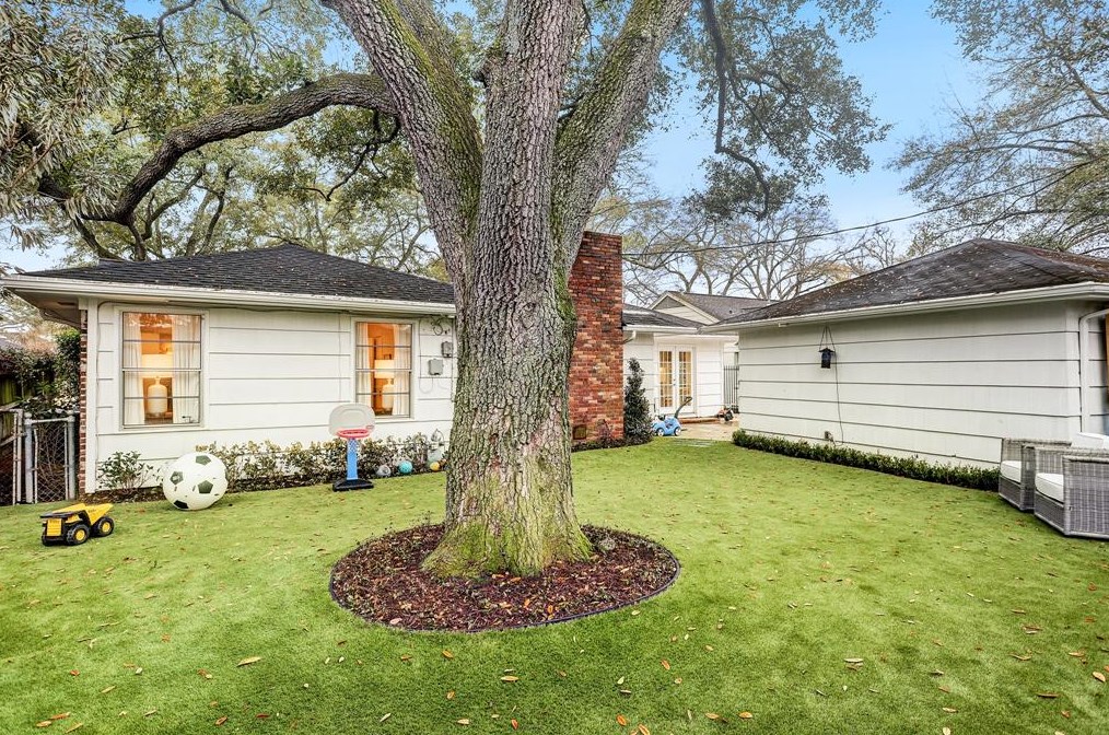 6230 Wickersham Ln, Houston TX  77056-4031 exterior