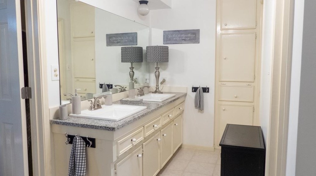 3711 Ledgestone Dr, Houston TX  77059-6525 exterior