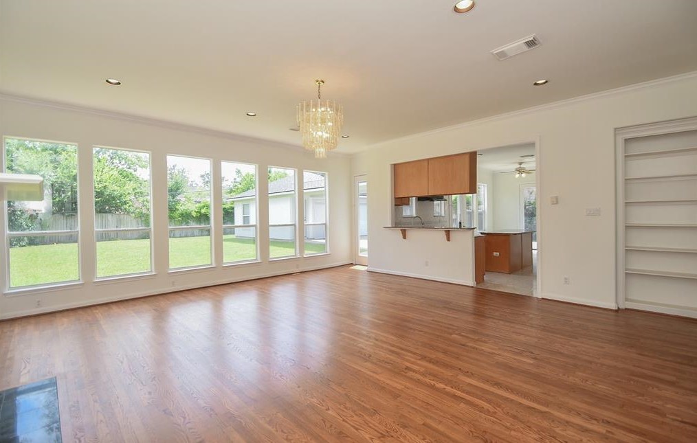 5425 Loch Lomond Dr, Houston TX  77096-2305 exterior