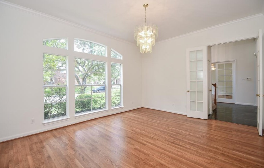 5425 Loch Lomond Dr, Houston TX  77096-2305 exterior