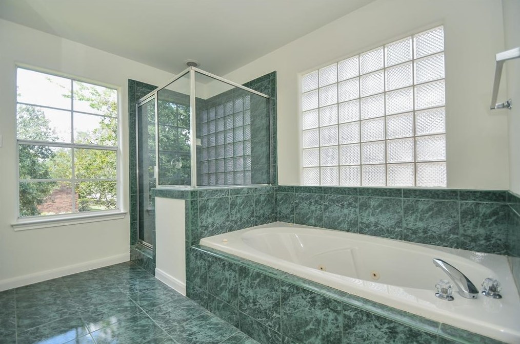 5425 Loch Lomond Dr, Houston TX  77096-2305 exterior