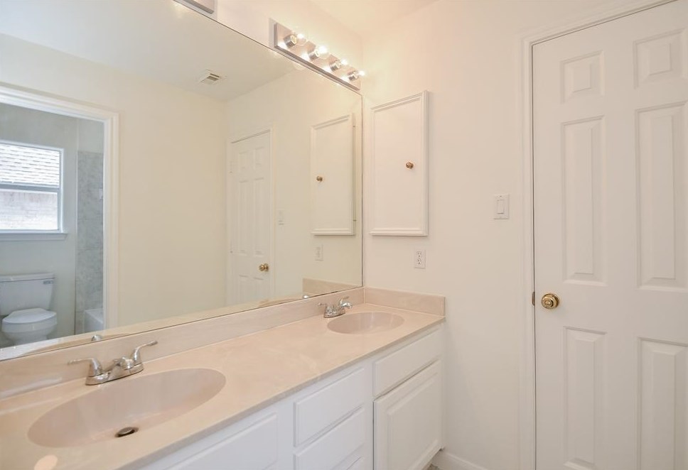 5425 Loch Lomond Dr, Houston TX  77096-2305 exterior