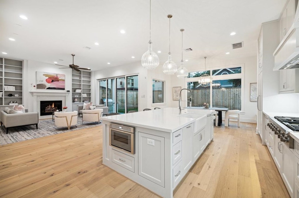 1119 Willard St, Houston TX  77006-1348 exterior