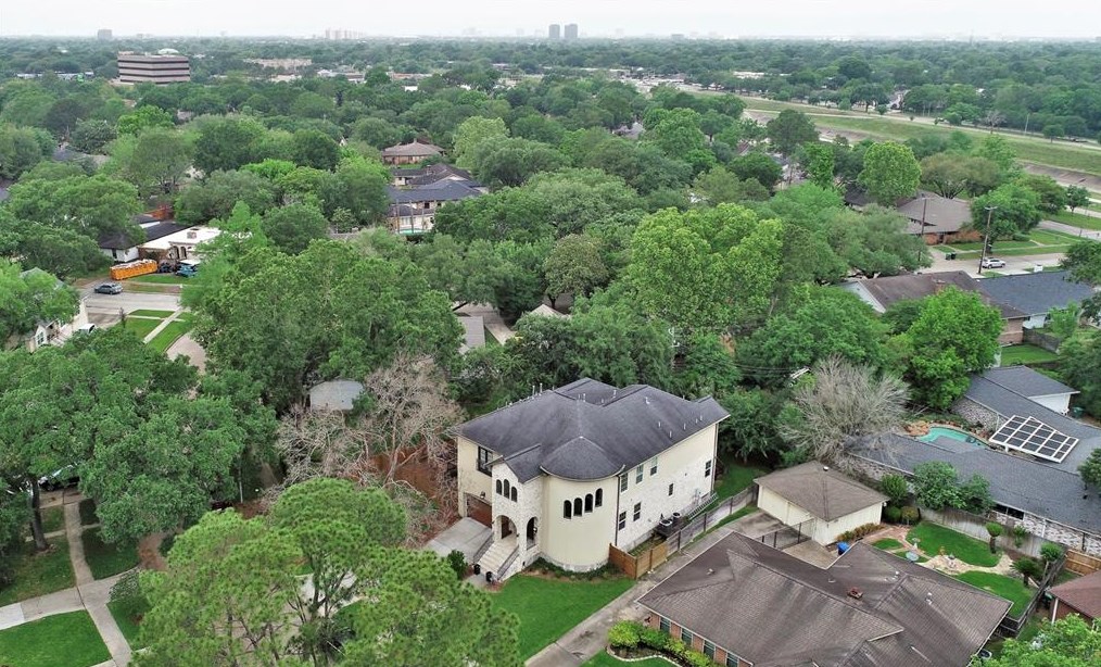 5758 Braesheather Dr, Houston TX  77096-3932 exterior