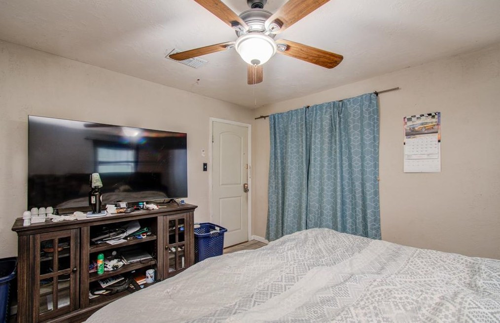 2125 Aldine Bender Rd, Houston TX 77032-4517 exterior