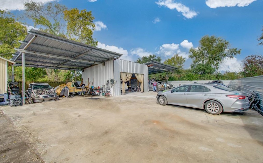 2125 Aldine Bender Rd, Houston TX 77032-4517 exterior