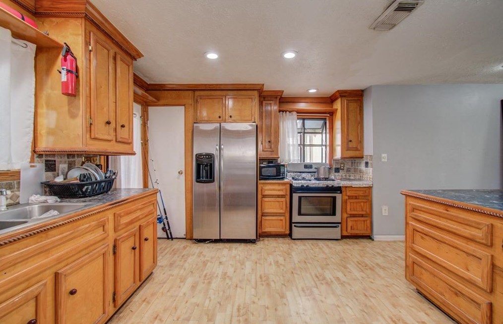 2125 Aldine Bender Rd, Houston TX 77032-4517 exterior