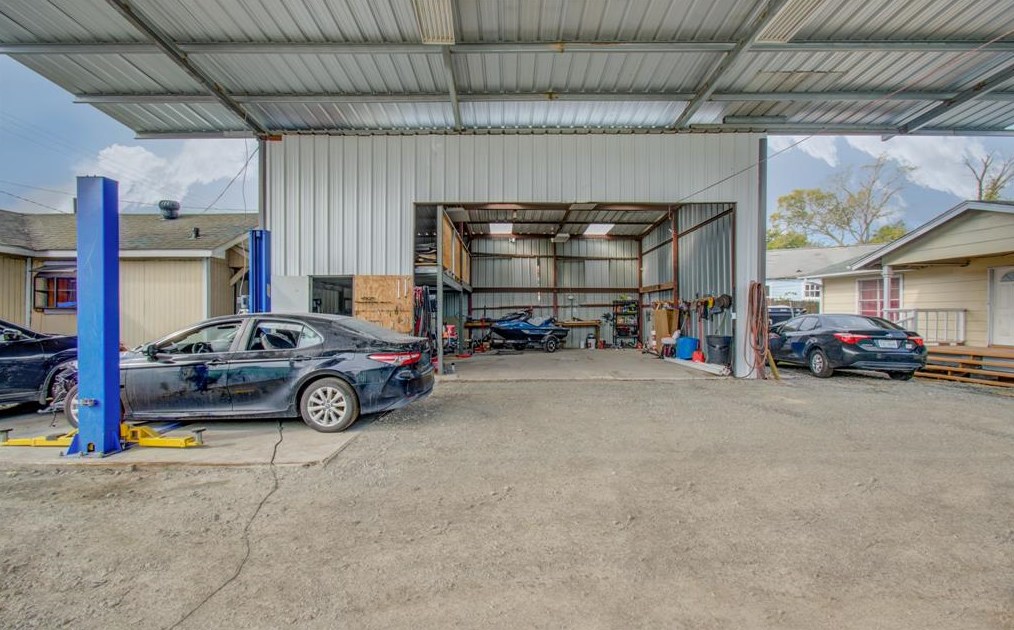 2125 Aldine Bender Rd, Houston TX 77032-4517 exterior