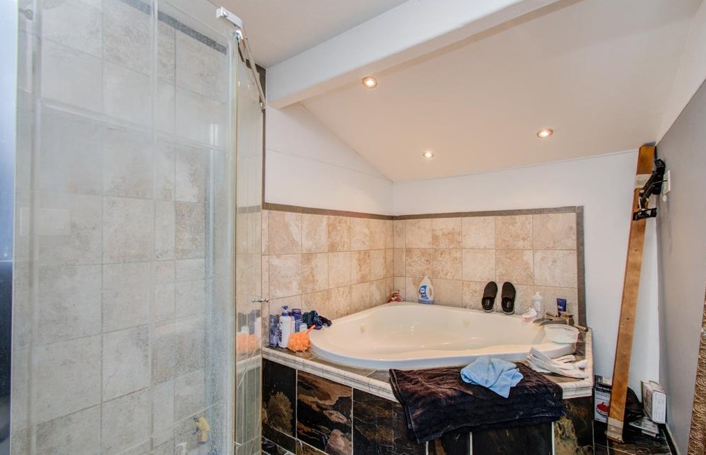 2125 Aldine Bender Rd, Houston TX 77032-4517 exterior