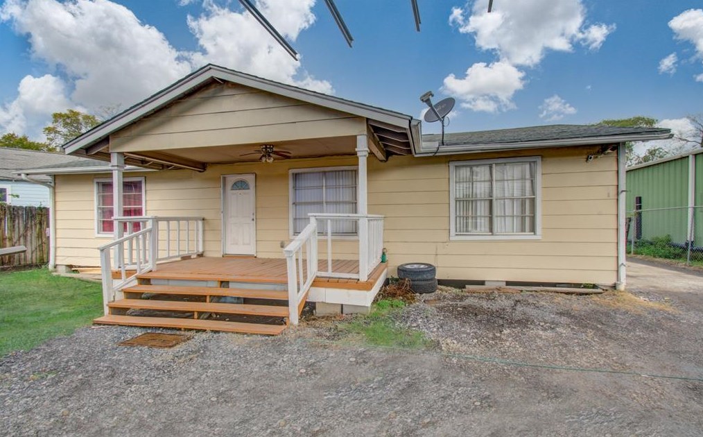 2125 Aldine Bender Rd, Houston TX 77032-4517 exterior