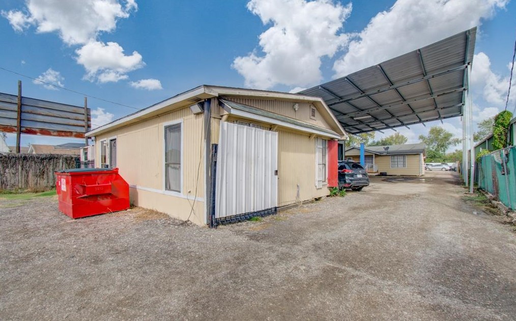 2125 Aldine Bender Rd, Houston TX 77032-4517 exterior