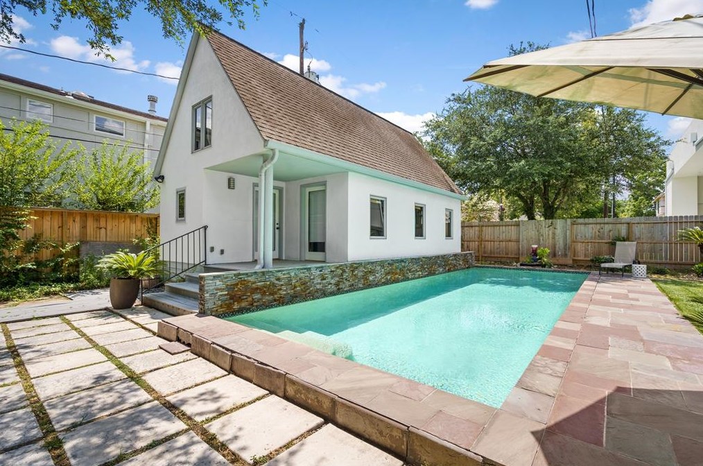 2431 Addison Rd, Houston TX  77030-1811 exterior